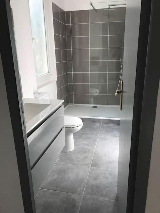 Appartement 10 Pers Face Gare Sncf Appart Hotel Le Cygne A Bourges Exterior foto